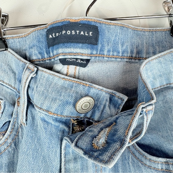 Aeropostale Women’s Straight Leg White Wash Denim Mom Jeans Raw Edge Hem Sz 6 - Picture 2 of 9